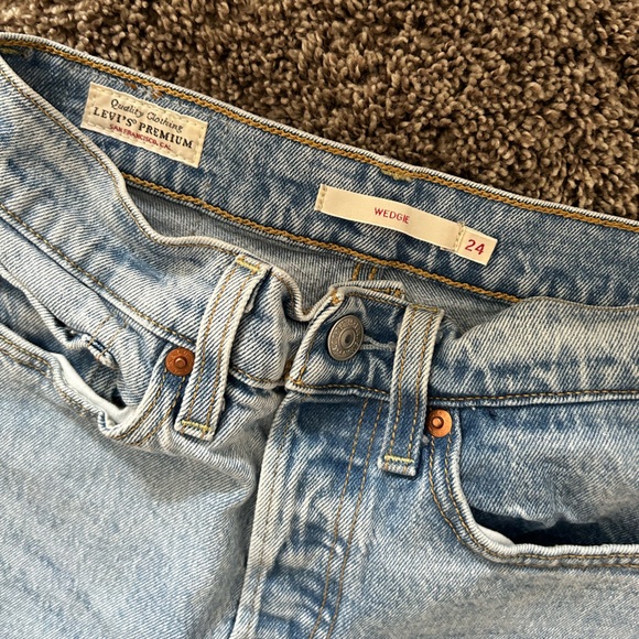 Levi wedgie custom cutoff jean shorts - Picture 3 of 3